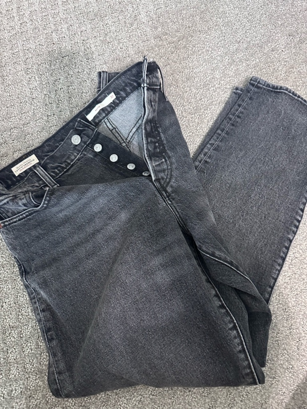 Levi women’s black wedgie straight jeans 32